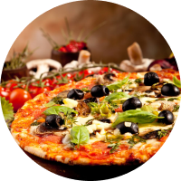 Pizza avec des champignons et des tomates